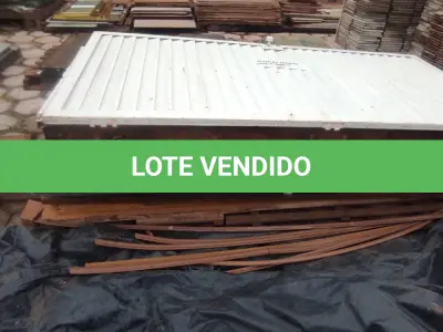LOTE 086 - 01 LOTE COM FOLHAS EM MADEIRA , PORTA DE FERRO (NO ESTADO, NÃO SABEMOS SE FUNCIONA. LEILÃO NÃO TEM GARANTIA E NEM DEVOLUÇÃO).