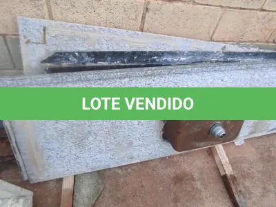 LOTE 029 - 01 PIA EM MÁRMORE E 02 PEDRAS DE MÁRMORE (NO ESTADO, NÃO SABEMOS SE FUNCIONA. LEILÃO NÃO TEM GARANTIA E NEM DEVOLUÇÃO).