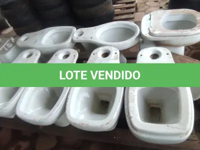 LOTE 067 - 07 VASOS SANITÁRIOS COM CAIXAS ACOPLADAS (NO ESTADO, NÃO SABEMOS SE FUNCIONA. LEILÃO NÃO TEM GARANTIA E NEM DEVOLUÇÃO).