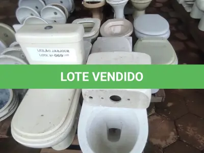 LOTE 069 - 08 VASOS SANITÁRIOS SENDO 02 VASOS COM CAIXAS ACOPLADAS (NO ESTADO, NÃO SABEMOS SE FUNCIONA. LEILÃO NÃO TEM GARANTIA E NEM DEVOLUÇÃO).