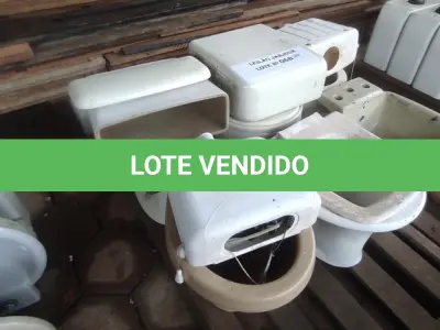 LOTE 068 - 05 VASOS SANITÁRIOS SENDO 02 COM CAIXA ACOPLADAS ,01 BIDÊ (NO ESTADO, NÃO SABEMOS SE FUNCIONA. LEILÃO NÃO TEM GARANTIA E NEM DEVOLUÇÃO).