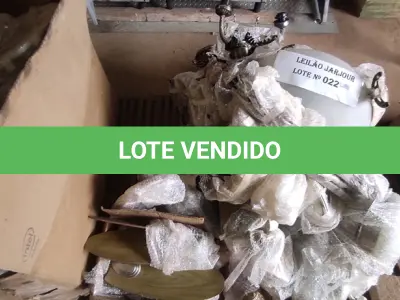 LOTE 022 -  01 LOTE COM VENTILADORES DE TETO COM LUMINÁRIAS ANTIGAS (NO ESTADO, NÃO SABEMOS SE FUNCIONA. LEILÃO NÃO TEM GARANTIA E NEM DEVOLUÇÃO).