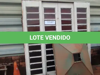 LOTE 060 - 01 PORTA DE FERRO E VIDRO E 01 COIFA EM FERRO (NO ESTADO, NÃO SABEMOS SE FUNCIONA. LEILÃO NÃO TEM GARANTIA E NEM DEVOLUÇÃO).