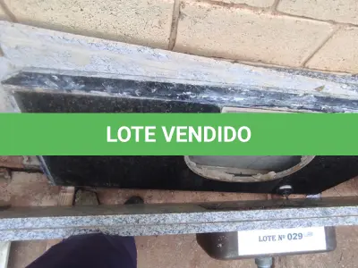 LOTE 029 - 01 PIA EM MÁRMORE E 02 PEDRAS DE MÁRMORE (NO ESTADO, NÃO SABEMOS SE FUNCIONA. LEILÃO NÃO TEM GARANTIA E NEM DEVOLUÇÃO).