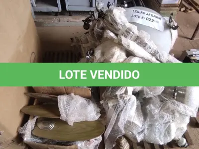 LOTE 022 -  01 LOTE COM VENTILADORES DE TETO COM LUMINÁRIAS ANTIGAS (NO ESTADO, NÃO SABEMOS SE FUNCIONA. LEILÃO NÃO TEM GARANTIA E NEM DEVOLUÇÃO).