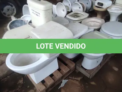LOTE 069 - 08 VASOS SANITÁRIOS SENDO 02 VASOS COM CAIXAS ACOPLADAS (NO ESTADO, NÃO SABEMOS SE FUNCIONA. LEILÃO NÃO TEM GARANTIA E NEM DEVOLUÇÃO).