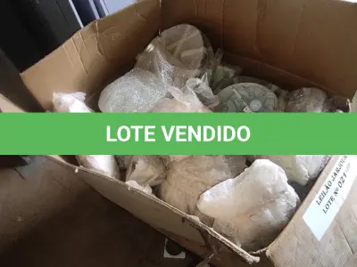 LOTE 021 -  01 LOTE COM LUMINÁRIAS ANTIGAS EM VIDRO (NO ESTADO, NÃO SABEMOS SE FUNCIONA. LEILÃO NÃO TEM GARANTIA E NEM DEVOLUÇÃO).