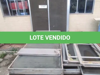 LOTE 055 - 01 LOTE COM AQUECEDORES SOLAR ,PORTAS PARA BANHEIRO ANTIGA E TELAS (NO ESTADO, NÃO SABEMOS SE FUNCIONA. LEILÃO NÃO TEM GARANTIA E NEM DEVOLUÇÃO).