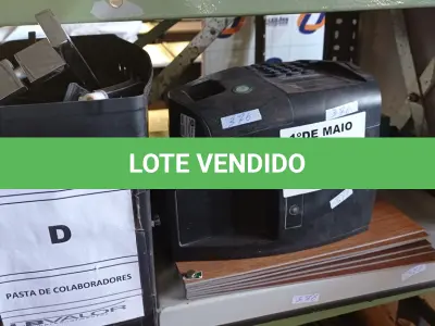 LOTE 131 - 08 CAIXAS COM AMOSTRAS DE PEDRAS, 01 RELÓGIO DE PONTO, 01 PERFURADOR DE PAPEL, AMOSTRAS DE PISO, 01 CAIXA COM FECHADURAS, PUXADOR, GRAMPEADOR E TRILHOS PARA GAVETAS. (NO ESTADO, LEILÃO NÃO TEM GARANTIA E NEM DEVOLUÇÃO, SUJEITO A POSSÍVEIS AVARIAS VISÍVEIS/OCULTAS E/OU AUSÊNCIA DE COMPONENTES).