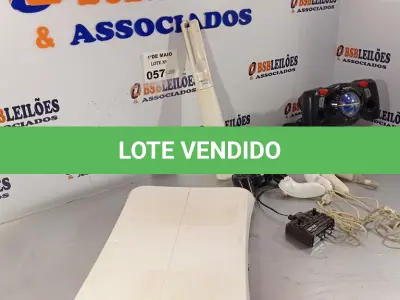 LOTE 057 - 01 NINTENDO WII FIT BALANCE BOARD E VÁRIOS CONTROLES DE VIDEOGAME DIVERSOS. (NO ESTADO, LEILÃO NÃO TEM GARANTIA E NEM DEVOLUÇÃO, SUJEITO A POSSÍVEIS AVARIAS VISÍVEIS/OCULTAS E/OU AUSÊNCIA DE COMPONENTES).