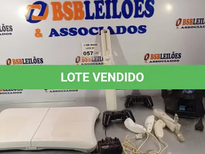LOTE 057 - 01 NINTENDO WII FIT BALANCE BOARD E VÁRIOS CONTROLES DE VIDEOGAME DIVERSOS. (NO ESTADO, LEILÃO NÃO TEM GARANTIA E NEM DEVOLUÇÃO, SUJEITO A POSSÍVEIS AVARIAS VISÍVEIS/OCULTAS E/OU AUSÊNCIA DE COMPONENTES).