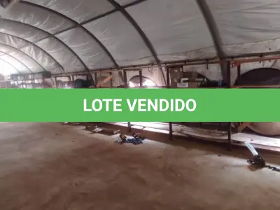 LOTE 057 - 01 ESTANTE EM MADEIRA APX 18 METROS DE COMPRIMENTO (NO ESTADO, NÃO SABEMOS SE FUNCIONA. LEILÃO NÃO TEM GARANTIA E NEM DEVOLUÇÃO).