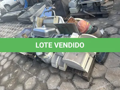 LOTE 045 - 01 LOTE COM LUMINÁRIAS, REFLETORES , COFRE ,TANQUE EM CERÂMICA ,CUBA DE PIA ,CAPACETES PARA OBRA E DISPENSES DE PAPEL E SABÃO (NO ESTADO, NÃO SABEMOS SE FUNCIONA. LEILÃO NÃO TEM GARANTIA E NEM DEVOLUÇÃO).