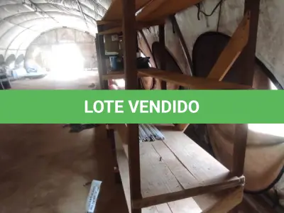LOTE 057 - 01 ESTANTE EM MADEIRA APX 18 METROS DE COMPRIMENTO (NO ESTADO, NÃO SABEMOS SE FUNCIONA. LEILÃO NÃO TEM GARANTIA E NEM DEVOLUÇÃO).