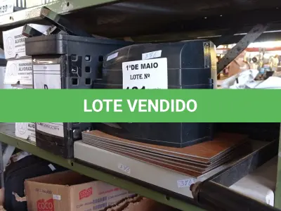 LOTE 131 - 08 CAIXAS COM AMOSTRAS DE PEDRAS, 01 RELÓGIO DE PONTO, 01 PERFURADOR DE PAPEL, AMOSTRAS DE PISO, 01 CAIXA COM FECHADURAS, PUXADOR, GRAMPEADOR E TRILHOS PARA GAVETAS. (NO ESTADO, LEILÃO NÃO TEM GARANTIA E NEM DEVOLUÇÃO, SUJEITO A POSSÍVEIS AVARIAS VISÍVEIS/OCULTAS E/OU AUSÊNCIA DE COMPONENTES).