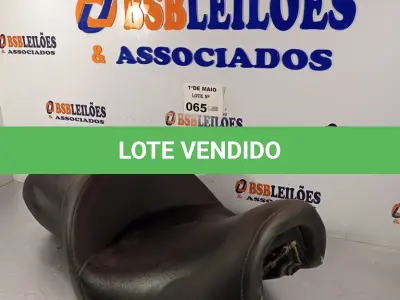 LOTE 065 - 01 BANCO DE MOTO (SPORTSTER). (NO ESTADO, LEILÃO NÃO TEM GARANTIA E NEM DEVOLUÇÃO, SUJEITO A POSSÍVEIS AVARIAS VISÍVEIS/OCULTAS E/OU AUSÊNCIA DE COMPONENTES).