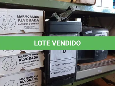 LOTE 131 - 08 CAIXAS COM AMOSTRAS DE PEDRAS, 01 RELÓGIO DE PONTO, 01 PERFURADOR DE PAPEL, AMOSTRAS DE PISO, 01 CAIXA COM FECHADURAS, PUXADOR, GRAMPEADOR E TRILHOS PARA GAVETAS. (NO ESTADO, LEILÃO NÃO TEM GARANTIA E NEM DEVOLUÇÃO, SUJEITO A POSSÍVEIS AVARIAS VISÍVEIS/OCULTAS E/OU AUSÊNCIA DE COMPONENTES).