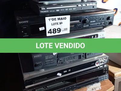 LOTE 489 - 12 APARELHOS DE DVD E 03 VIDEOCASSETES MARCAS E MODELOS DIVERSOS. (NO ESTADO, LEILÃO NÃO TEM GARANTIA E NEM DEVOLUÇÃO, SUJEITO A POSSÍVEIS AVARIAS VISÍVEIS/OCULTAS E/OU AUSÊNCIA DE COMPONENTES).