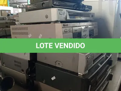 LOTE 433 - 01 LOTE COM VÁRIOS APARELHOS DE DVD E VIDEOCASSETE MARCAS E MODELOS DIVERSOS. (NO ESTADO, LEILÃO NÃO TEM GARANTIA E NEM DEVOLUÇÃO, SUJEITO A POSSÍVEIS AVARIAS VISÍVEIS/OCULTAS E/OU AUSÊNCIA DE COMPONENTES).