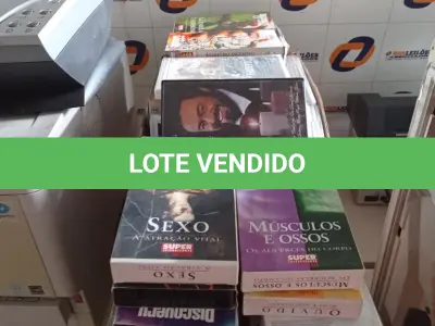 LOTE 463 - 01 LOTE COM GRANDE QUANTIDADE DE DVD E FITAS VHS DE TÍTULOS DIVERSOS. (NO ESTADO, LEILÃO NÃO TEM GARANTIA E NEM DEVOLUÇÃO, SUJEITO A POSSÍVEIS AVARIAS VISÍVEIS/OCULTAS E/OU AUSÊNCIA DE COMPONENTES).