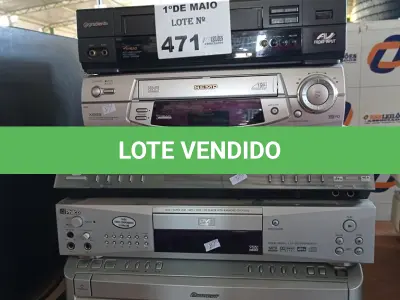 LOTE 471 - 03 APARELHOS DE DVD E 02 VIDEOCASSETES MARCAS E MODELOS DIVERSOS PARA RETIRADA DE PEÇAS. (NO ESTADO, LEILÃO NÃO TEM GARANTIA E NEM DEVOLUÇÃO, SUJEITO A POSSÍVEIS AVARIAS VISÍVEIS/OCULTAS E/OU AUSÊNCIA DE COMPONENTES).