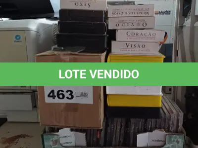 LOTE 463 - 01 LOTE COM GRANDE QUANTIDADE DE DVD E FITAS VHS DE TÍTULOS DIVERSOS. (NO ESTADO, LEILÃO NÃO TEM GARANTIA E NEM DEVOLUÇÃO, SUJEITO A POSSÍVEIS AVARIAS VISÍVEIS/OCULTAS E/OU AUSÊNCIA DE COMPONENTES).