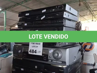 LOTE 484 - 05 VIDEOCASSETES E 05 APARELHOS DE DVD MARCAS E MODELOS DIVERSOS. (NO ESTADO, LEILÃO NÃO TEM GARANTIA E NEM DEVOLUÇÃO, SUJEITO A POSSÍVEIS AVARIAS VISÍVEIS/OCULTAS E/OU AUSÊNCIA DE COMPONENTES).