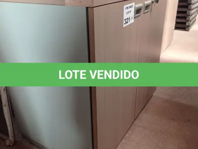 LOTE 321 - 01 ARMÁRIO BAIXO EM MADEIRA COM 02 PORTAS E 01 PRATELEIRAS. (NO ESTADO, LEILÃO NÃO TEM GARANTIA E NEM DEVOLUÇÃO, SUJEITO A POSSÍVEIS AVARIAS VISÍVEIS/OCULTAS E/OU AUSÊNCIA DE COMPONENTES).