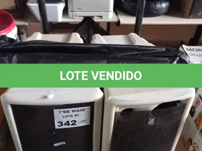 LOTE 342 - 04 CAIXAS DE SOM EM PVC INCOMPLETAS 02 TRIPÉS PARA CÂMERAS E ACESSÓRIOS PARA VIDEOGAME. (NO ESTADO, LEILÃO NÃO TEM GARANTIA E NEM DEVOLUÇÃO, SUJEITO A POSSÍVEIS AVARIAS VISÍVEIS/OCULTAS E/OU AUSÊNCIA DE COMPONENTES).