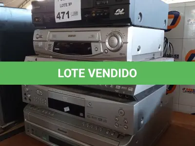 LOTE 471 - 03 APARELHOS DE DVD E 02 VIDEOCASSETES MARCAS E MODELOS DIVERSOS PARA RETIRADA DE PEÇAS. (NO ESTADO, LEILÃO NÃO TEM GARANTIA E NEM DEVOLUÇÃO, SUJEITO A POSSÍVEIS AVARIAS VISÍVEIS/OCULTAS E/OU AUSÊNCIA DE COMPONENTES).