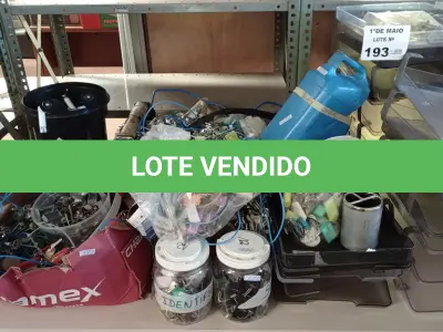 LOTE 193 - 01 LOTE COM BANDEJAS ORGANIZADORAS E GRANDE QUANTIDADE DE CHAVES MARCAS E MODELOS DIVERSOS. (NO ESTADO, LEILÃO NÃO TEM GARANTIA E NEM DEVOLUÇÃO, SUJEITO A POSSÍVEIS AVARIAS VISÍVEIS/OCULTAS E/OU AUSÊNCIA DE COMPONENTES).