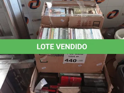 LOTE 440 - 01 LOTE COM GRANDE QUANTIDADE DE DVD E FITAS CASSETE DE TÍTULOS DIVERSOS. (NO ESTADO, LEILÃO NÃO TEM GARANTIA E NEM DEVOLUÇÃO, SUJEITO A POSSÍVEIS AVARIAS VISÍVEIS/OCULTAS E/OU AUSÊNCIA DE COMPONENTES).