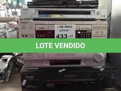 LOTE 433 - 01 LOTE COM VÁRIOS APARELHOS DE DVD E VIDEOCASSETE MARCAS E MODELOS DIVERSOS. (NO ESTADO, LEILÃO NÃO TEM GARANTIA E NEM DEVOLUÇÃO, SUJEITO A POSSÍVEIS AVARIAS VISÍVEIS/OCULTAS E/OU AUSÊNCIA DE COMPONENTES).