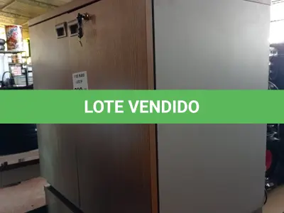 LOTE 399 - 01 ARMÁRIO BAIXO EM MADEIRA COM 02 PORTAS E 01 PRATELEIRA. (NO ESTADO, LEILÃO NÃO TEM GARANTIA E NEM DEVOLUÇÃO, SUJEITO A POSSÍVEIS AVARIAS VISÍVEIS/OCULTAS E/OU AUSÊNCIA DE COMPONENTES).