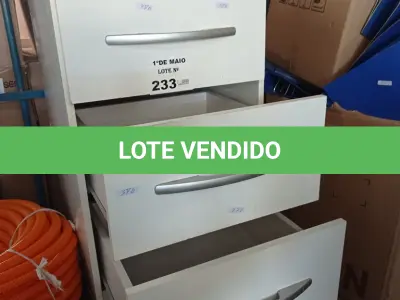 LOTE 233 - 01 GAVETEIRO COM 03 GAVETAS E 02 DESCANSOS PARA OS PÉS. (NO ESTADO, LEILÃO NÃO TEM GARANTIA E NEM DEVOLUÇÃO, SUJEITO A POSSÍVEIS AVARIAS VISÍVEIS/OCULTAS E/OU AUSÊNCIA DE COMPONENTES).