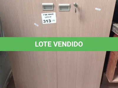LOTE 313 - 01 ARMÁRIO BAIXO EM MADEIRA COM 02 PORTAS E 02 PRATELEIRAS. (NO ESTADO, LEILÃO NÃO TEM GARANTIA E NEM DEVOLUÇÃO, SUJEITO A POSSÍVEIS AVARIAS VISÍVEIS/OCULTAS E/OU AUSÊNCIA DE COMPONENTES).