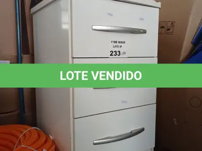 LOTE 233 - 01 GAVETEIRO COM 03 GAVETAS E 02 DESCANSOS PARA OS PÉS. (NO ESTADO, LEILÃO NÃO TEM GARANTIA E NEM DEVOLUÇÃO, SUJEITO A POSSÍVEIS AVARIAS VISÍVEIS/OCULTAS E/OU AUSÊNCIA DE COMPONENTES).