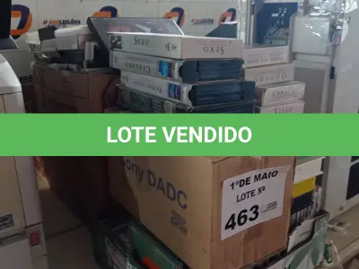 LOTE 463 - 01 LOTE COM GRANDE QUANTIDADE DE DVD E FITAS VHS DE TÍTULOS DIVERSOS. (NO ESTADO, LEILÃO NÃO TEM GARANTIA E NEM DEVOLUÇÃO, SUJEITO A POSSÍVEIS AVARIAS VISÍVEIS/OCULTAS E/OU AUSÊNCIA DE COMPONENTES).