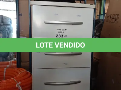 LOTE 233 - 01 GAVETEIRO COM 03 GAVETAS E 02 DESCANSOS PARA OS PÉS. (NO ESTADO, LEILÃO NÃO TEM GARANTIA E NEM DEVOLUÇÃO, SUJEITO A POSSÍVEIS AVARIAS VISÍVEIS/OCULTAS E/OU AUSÊNCIA DE COMPONENTES).