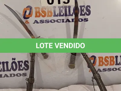 LOTE 015 - 02 KATANAS DECORATIVAS. (NO ESTADO, LEILÃO NÃO TEM GARANTIA E NEM DEVOLUÇÃO, SUJEITO A POSSÍVEIS AVARIAS VISÍVEIS/OCULTAS E/OU AUSÊNCIA DE COMPONENTES).