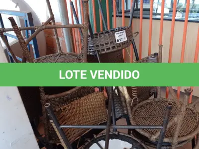 LOTE 617 - 01 LONGARINA 02 LUGARES E 06 CADEIRAS DE FERRO E FIBRA SINTÉTICA. (NO ESTADO, LEILÃO NÃO TEM GARANTIA E NEM DEVOLUÇÃO, SUJEITO A POSSÍVEIS AVARIAS VISÍVEIS/OCULTAS E/OU AUSÊNCIA DE COMPONENTES).