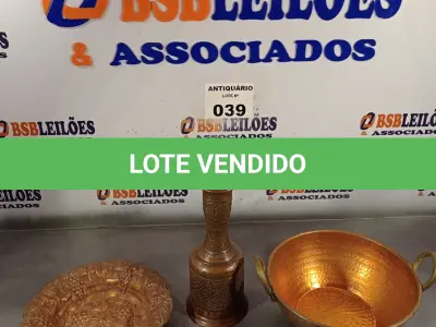 LOTE 039 - 01 PRATO EM COBRE DECORATIVO ,01 TACHO EM COBRE DECORATIVO E 01 JARRA EM COBRE DECORATIVO. (NO ESTADO, LEILÃO NÃO TEM GARANTIA E NEM DEVOLUÇÃO, SUJEITO A POSSÍVEIS AVARIAS VISÍVEIS/OCULTAS E/OU AUSÊNCIA DE COMPONENTES).