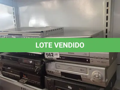 LOTE 562 - 05 APARELHOS DE DVD E 05 VIDEOCASSETES MARCAS E MODELOS DIVERSOS. (NO ESTADO, LEILÃO NÃO TEM GARANTIA E NEM DEVOLUÇÃO, SUJEITO A POSSÍVEIS AVARIAS VISÍVEIS/OCULTAS E/OU AUSÊNCIA DE COMPONENTES).
