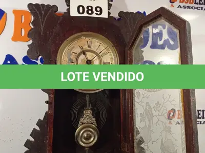 LOTE 089 - 01 RELÓGIO DE PÊNDULO VINTAGE EM MADEIRA ENTALHADA MARCA ANSONIA. (NO ESTADO, LEILÃO NÃO TEM GARANTIA E NEM DEVOLUÇÃO, SUJEITO A POSSÍVEIS AVARIAS VISÍVEIS/OCULTAS E/OU AUSÊNCIA DE COMPONENTES).