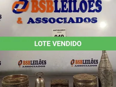 LOTE 040 - 01 GARRAFA EM PRA, 01 BAÚ PORTA JOIAS ,01 SINO EM PRATA ,02 PORTAS JOIAS. (NO ESTADO, LEILÃO NÃO TEM GARANTIA E NEM DEVOLUÇÃO, SUJEITO A POSSÍVEIS AVARIAS VISÍVEIS/OCULTAS E/OU AUSÊNCIA DE COMPONENTES).