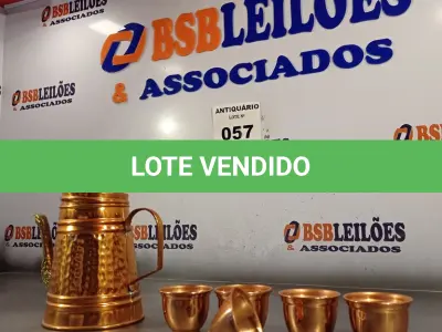 LOTE 057 - 01 BULE DE CAFÉ EM COBRE COM 04 XICARAS E 01 FUNIL. (NO ESTADO, LEILÃO NÃO TEM GARANTIA E NEM DEVOLUÇÃO, SUJEITO A POSSÍVEIS AVARIAS VISÍVEIS/OCULTAS E/OU AUSÊNCIA DE COMPONENTES).