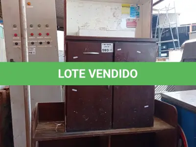 LOTE 593 - 01 RACK E 01 BALCÃO CAIXA PEQUENO EM MADEIRA. (NO ESTADO, LEILÃO NÃO TEM GARANTIA E NEM DEVOLUÇÃO, SUJEITO A POSSÍVEIS AVARIAS VISÍVEIS/OCULTAS E/OU AUSÊNCIA DE COMPONENTES).