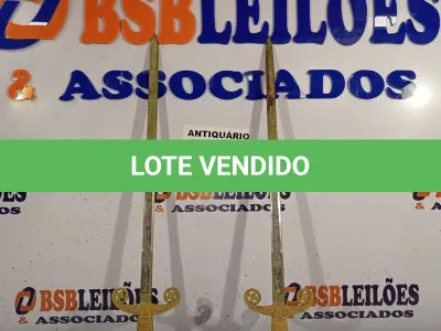LOTE 030 - 02 ESPADAS DECORATIVAS. (NO ESTADO, LEILÃO NÃO TEM GARANTIA E NEM DEVOLUÇÃO, SUJEITO A POSSÍVEIS AVARIAS VISÍVEIS/OCULTAS E/OU AUSÊNCIA DE COMPONENTES).
