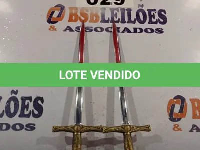 LOTE 029 - 02 KATANAS DECORATIVAS. (NO ESTADO, LEILÃO NÃO TEM GARANTIA E NEM DEVOLUÇÃO, SUJEITO A POSSÍVEIS AVARIAS VISÍVEIS/OCULTAS E/OU AUSÊNCIA DE COMPONENTES).