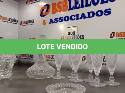 LOTE 009 - 01 BOMBONIERE ,01 GARRAFA PARA LICOR/WHISKY E 06 TAÇAS PARA CHAMPANHE.  (NO ESTADO, LEILÃO NÃO TEM GARANTIA E NEM DEVOLUÇÃO, SUJEITO A POSSÍVEIS AVARIAS VISÍVEIS/OCULTAS E/OU AUSÊNCIA DE COMPONENTES).